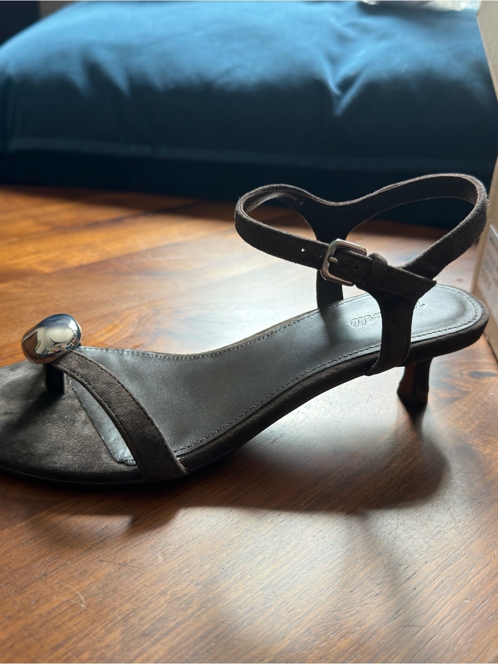 Madewell Mila sculpted hardware thong sandal in suede, NWT, charred oak, size 8 - Picture 6 of 7